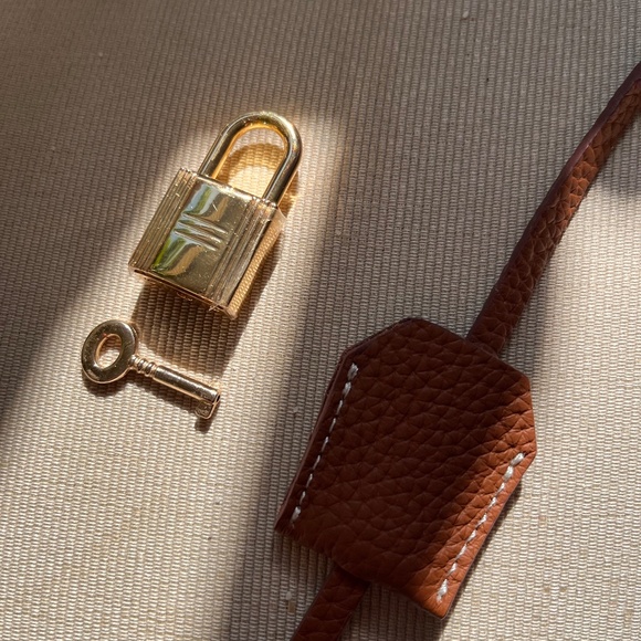 Fashion Fun Tan Leather Bucket Bag with Gold Tone  Lock and Key - Picture 12 of 13